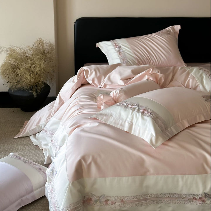 Luxuriöses Baumwollsatin‑Bettwäscheset mit applizierten Blumen und Zierrollsaum