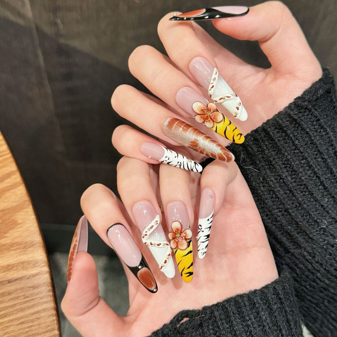 Künstlerische Press-On Nägel mit floralem und Tigerdesign