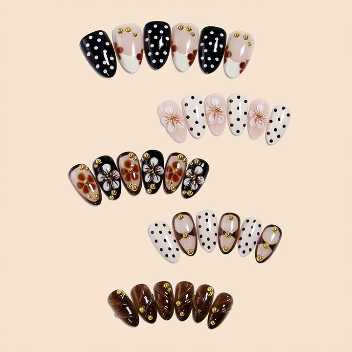 Kunstvolle Nagelspitzen mit Blumenmotiven Karnz