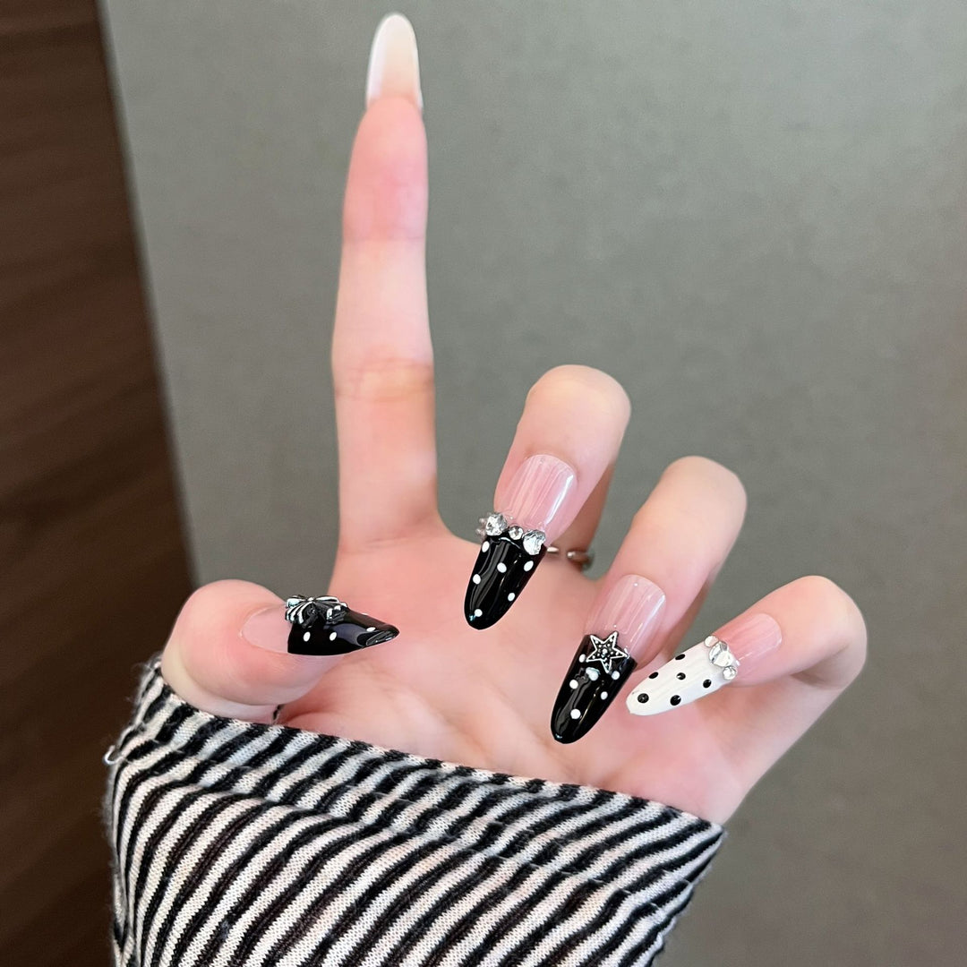 Elegante dekorative Press-On-Nagelerweiterungen Karnz