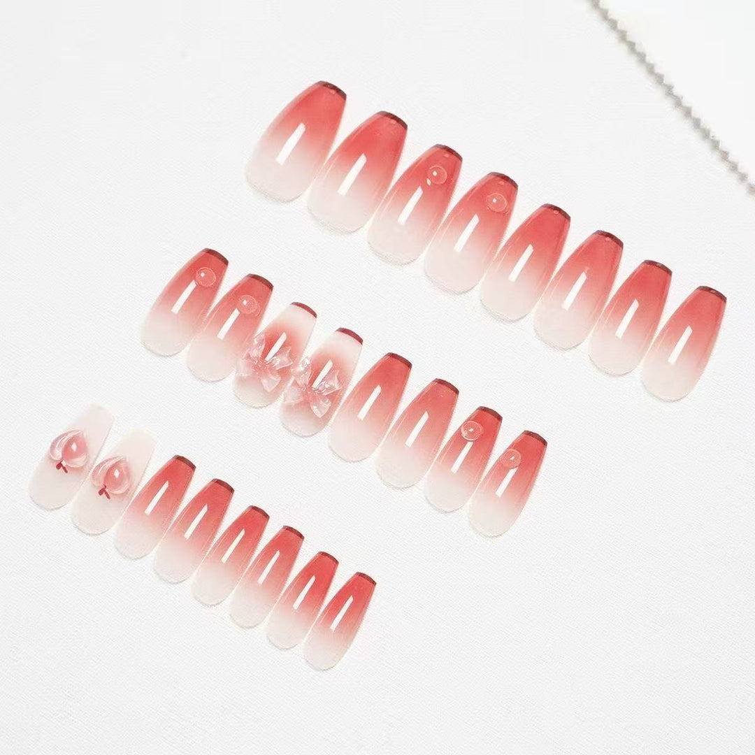 Kunstnägel mit floralem Design und Glitzerakzenten Karnz