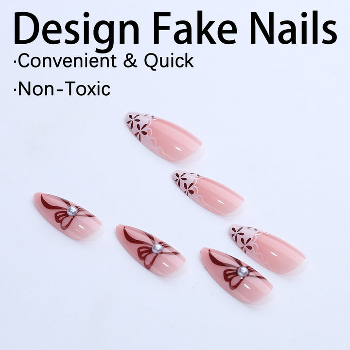 Elegantes Kunstnageldesign mit floralen Akzenten Karnz