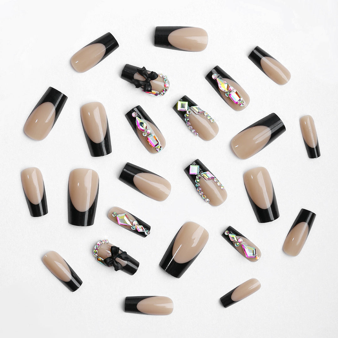 Glamouröses Kunstnagelset mit funkelnden Strass- und Schleifenverzierungen Karnz