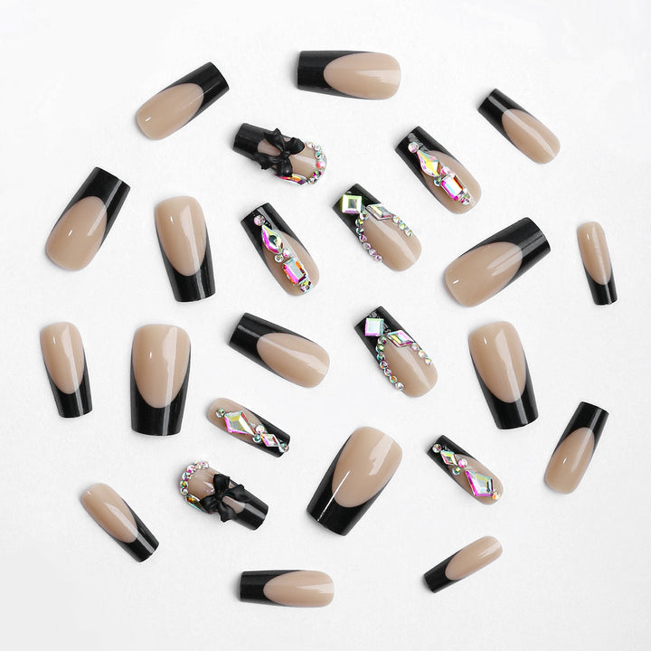 Glamouröses Kunstnagelset mit funkelnden Strass- und Schleifenverzierungen Karnz