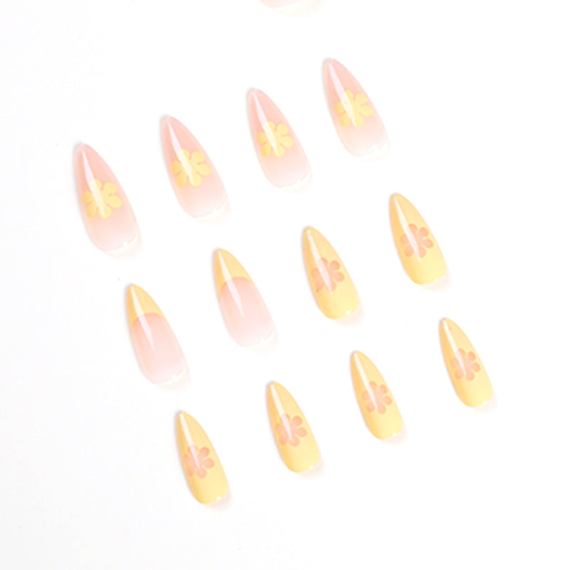 Kunstvolle Gel-Nägel mit floralen Designs Karnz
