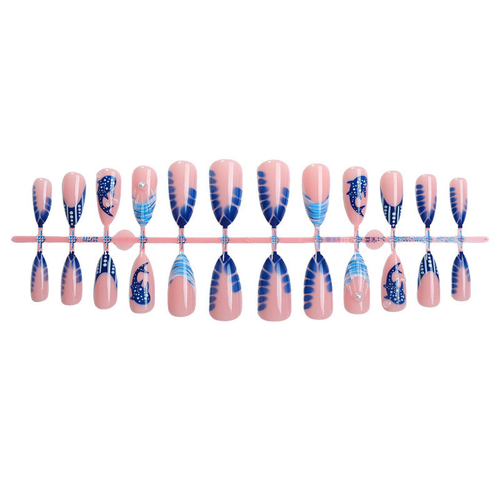 Kreatives Kunstnagelset mit maritimem Design und eleganten Akzenten Karnz