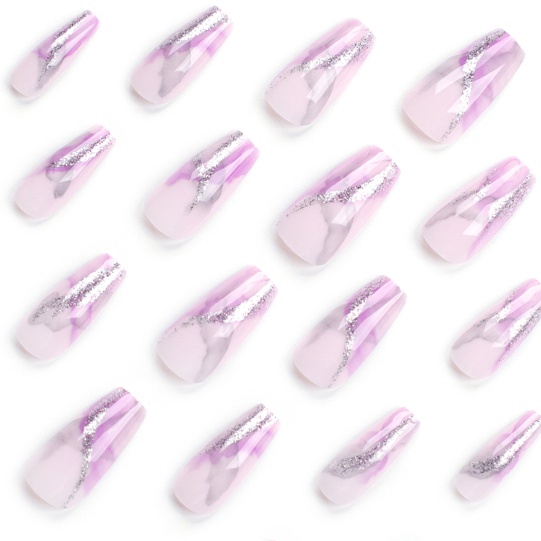 Kunstvolle Nailart mit Glitzerdetails Karnz