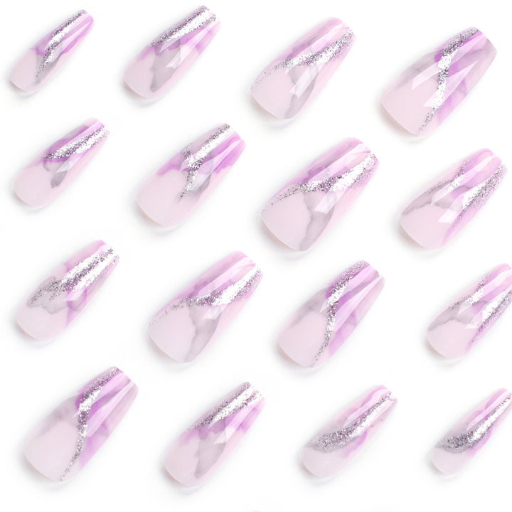 Kunstvolle Nailart mit Glitzerdetails Karnz