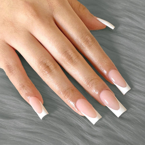 Kreatives Kunstnagelset mit elegantem French-Tip Karnz