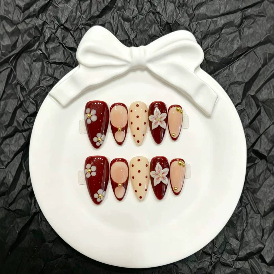 Dekorativer Press-On Fingernagelset mit floralem und grafischem Design