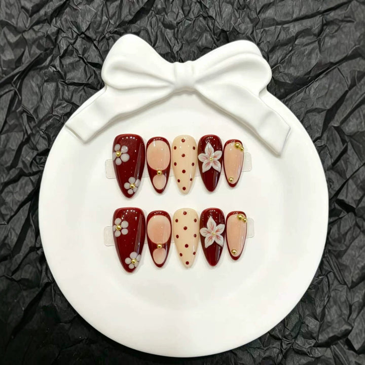 Dekorativer Press-On Fingernagelset mit floralem und grafischem Design