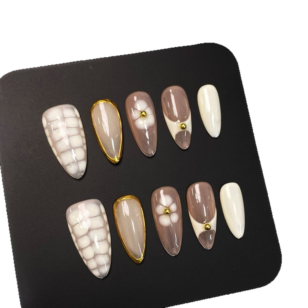 Künstlerisches Press-On-Nagelset mit goldenen Akzenten