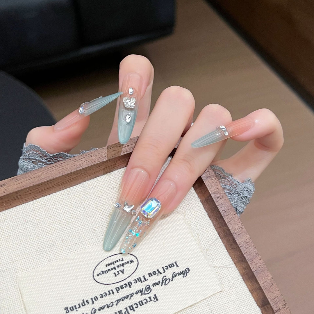Künstlerisches, mit Strass verziertes Stiletto-Press-On-Nagelset Karnz