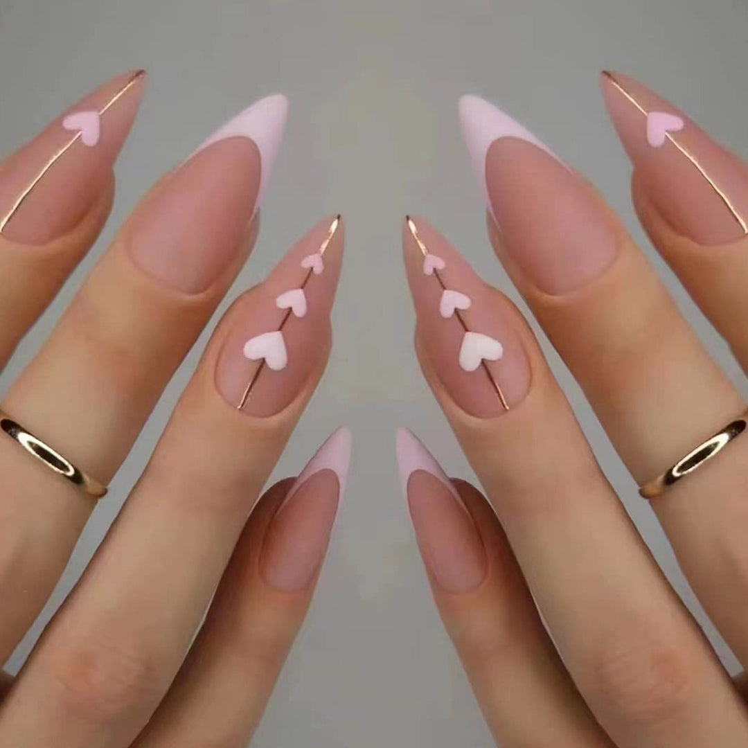 Kunstvolle Stiletto-Nägel mit herzförmigen Akzenten Karnz