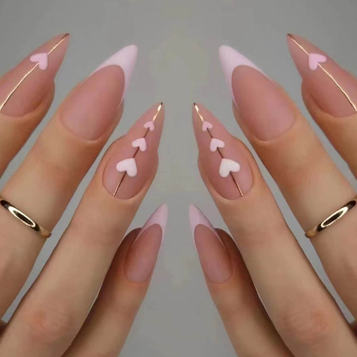 Kunstvolle Stiletto-Nägel mit herzförmigen Akzenten Karnz