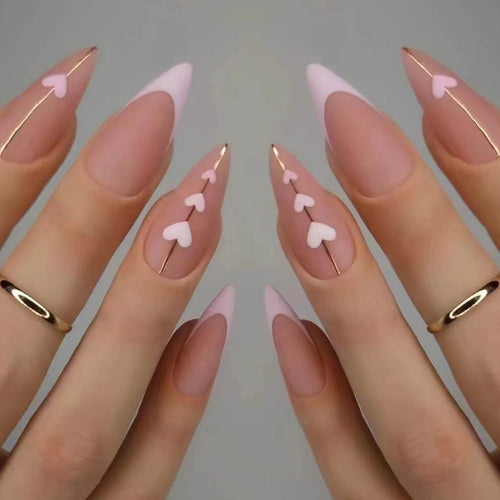 Kunstvolle Stiletto-Nägel mit Herz-Akzenten Karnz
