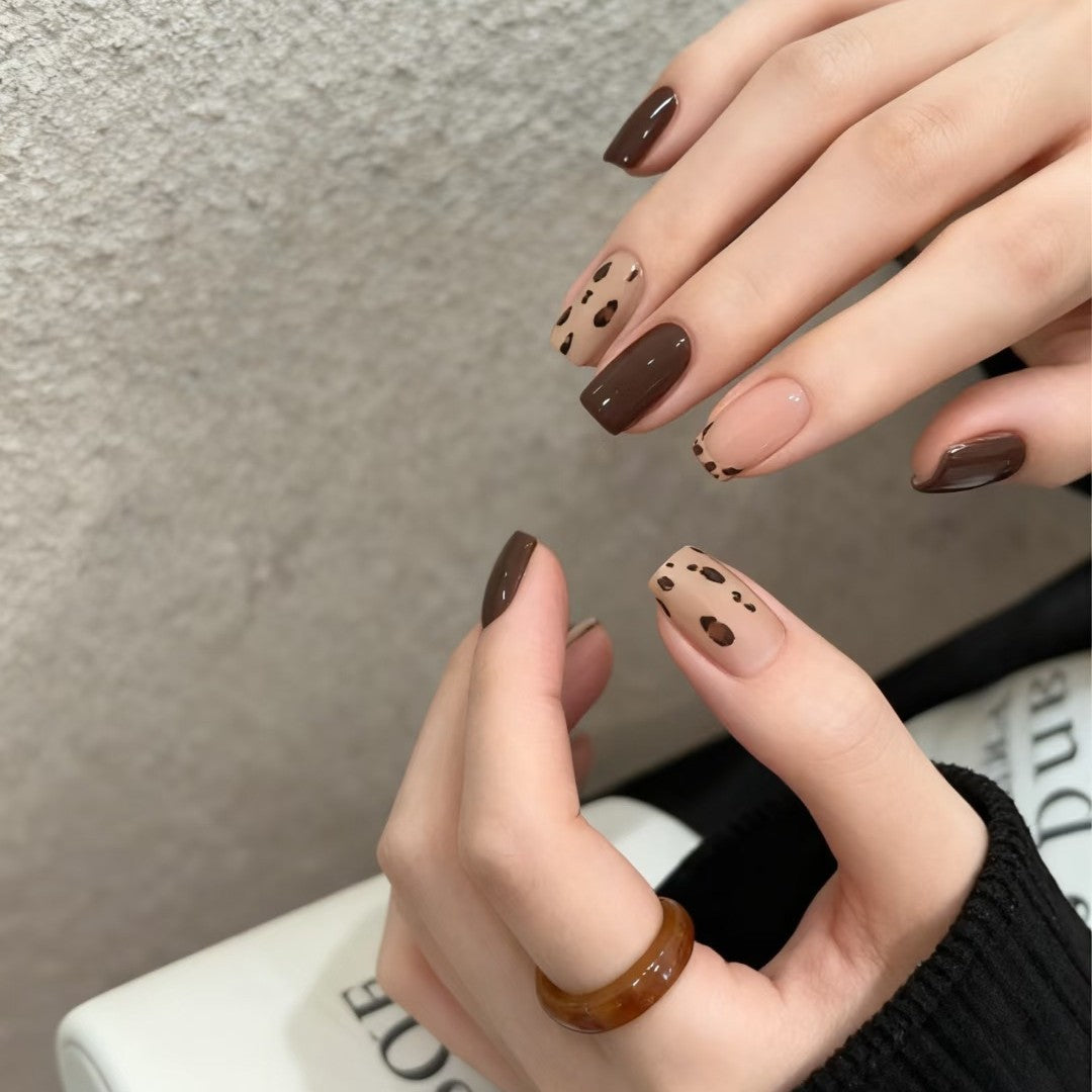 Dekoratives Press-On Nagelkunst Set mit einzigartigen Leopardenmustern