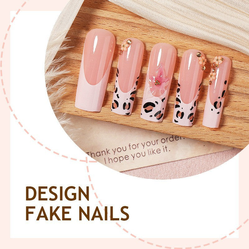 Kunstnagelset mit eleganten Blüten- und Leopardenakzenten Karnz
