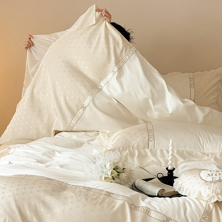 Luxuriöses Rüschensatin-Duvet-Ensemble mit Monogramm-Ripsbandbesatz und transparenter Rüschekante
