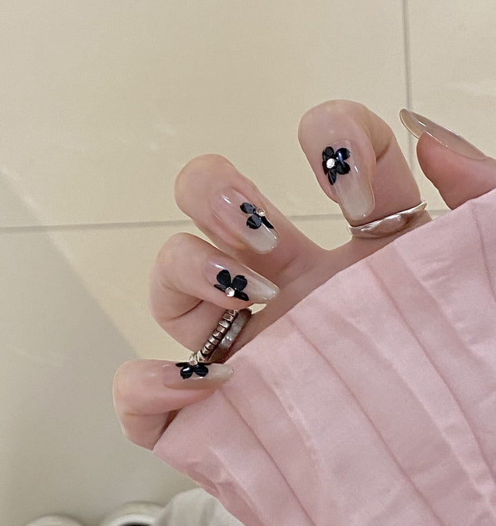 Künstlerisches Press-On-Nagelset mit einzigartigen Schleifenmotiven Karnz