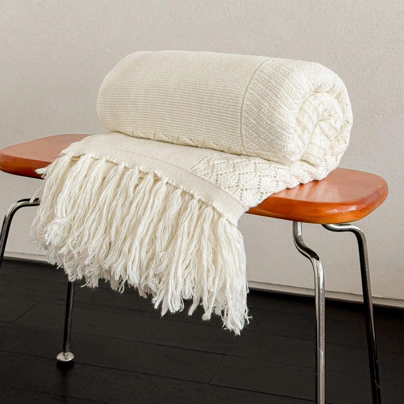 Gestrickte Wohndecke mit Zopfmuster, Fransen und weichem Baumwollmix