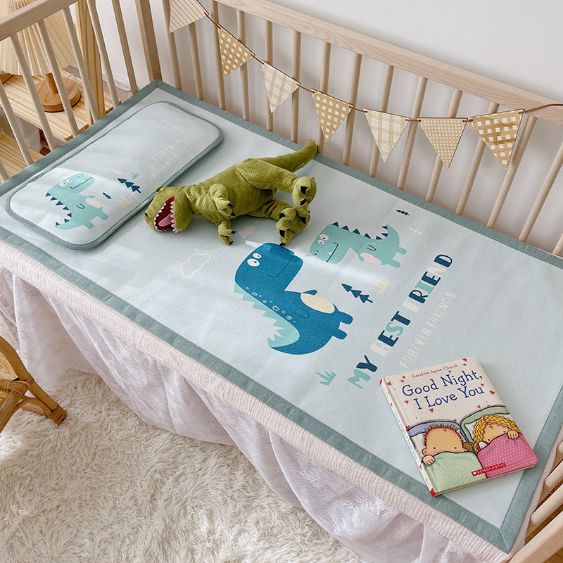 Gepolsterte Baby-Krippenauflage mit Gute‑Nacht-Print, rutschfester Unterseite und abwischbarem Bezug