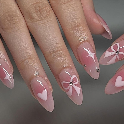 Dekoratives Press-On Nagelkunst-Set mit Herz- und Schleifenmotiven Karnz