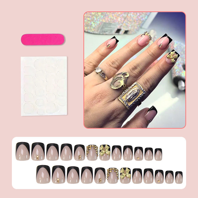 Kunstnagelset mit eleganten Schwarzspitzen und glitzernden Akzenten Karnz