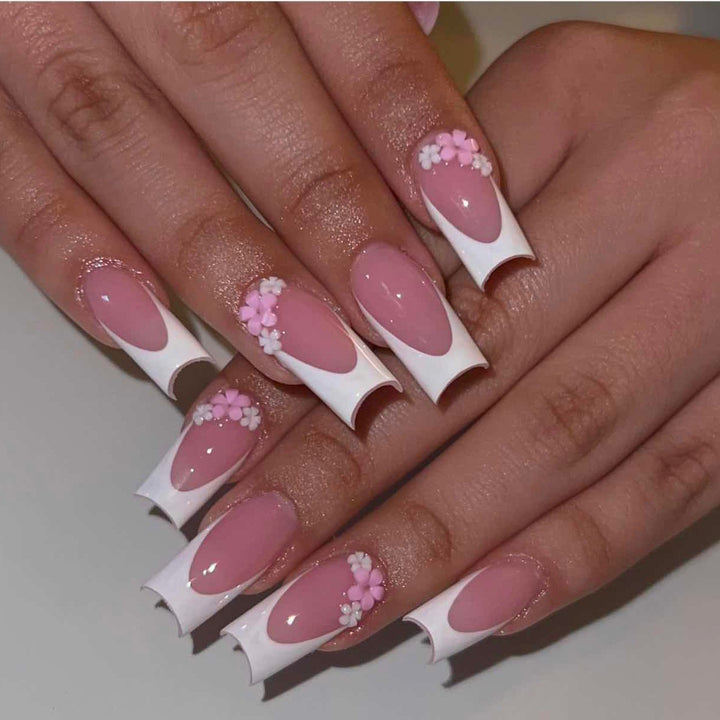 Kunstnagelset mit romantischen Blütenverzierungen Karnz