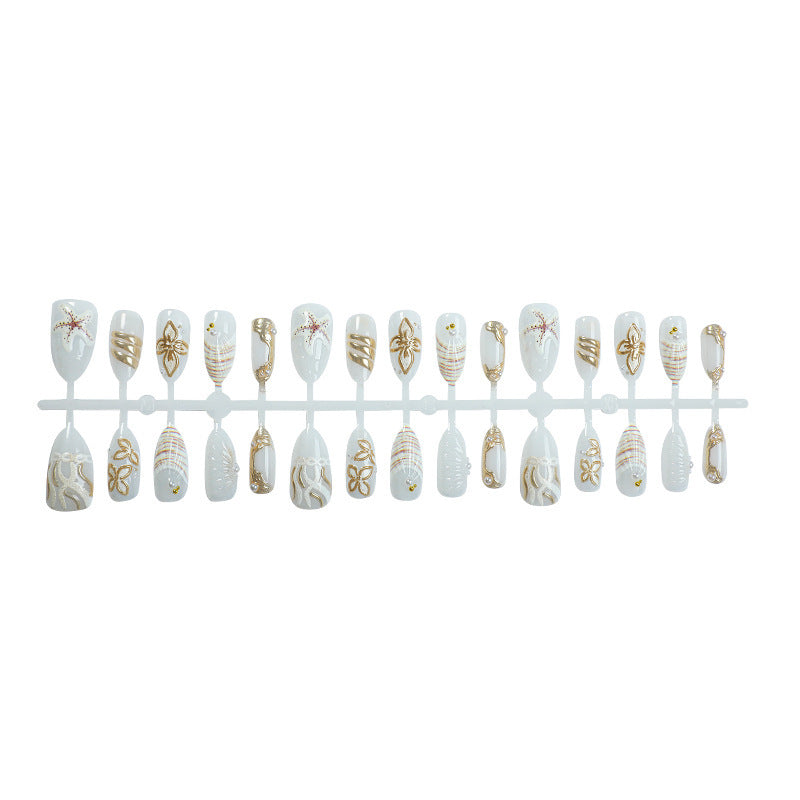 Kunstnagelset mit luxuriösen Goldverzierungen und eleganten Naturmotiven Karnz