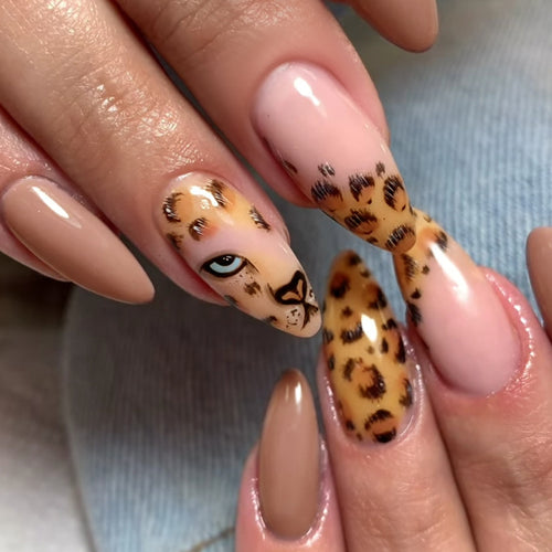 Kreatives Kunstnagelset mit Leoparden-Design und Glamourösen Akzenten Karnz