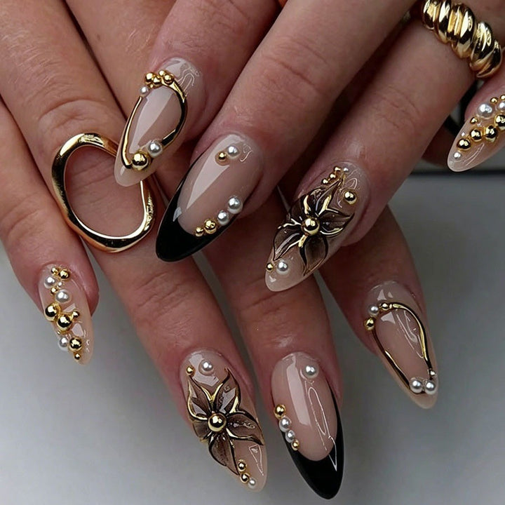 Kunstnagelset mit romantischen Akzenten Karnz