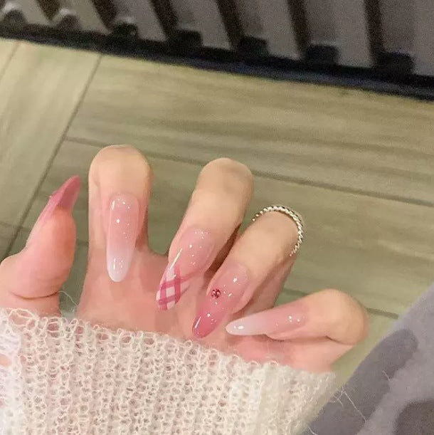 Elegante lange Stiletto-Nagelverlängerungen Karnz