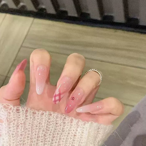 Elegante lange Stiletto-Nagelverlängerungen Karnz