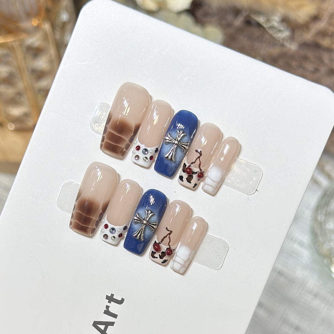 Dekoratives Press-On Nagelkunstset mit einzigartigen grafischen Designs Karnz