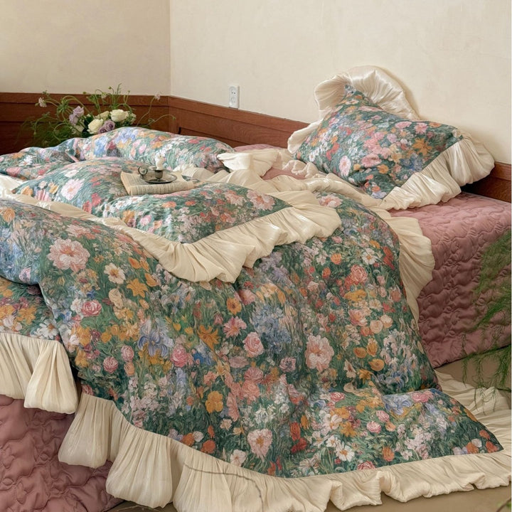 Florale Bettwäsche-Garnitur mit plissiertem Volant und Vintage-Blumenprint