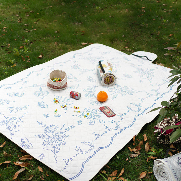 Stepp-Tagesdecke mit großfloraler Applikation und diamantgestepptem Relief Karnz