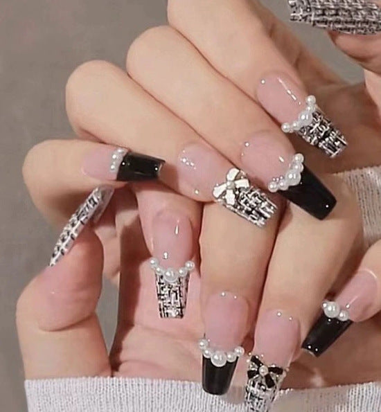 Elegantes Nageldesign mit Perlenverzierung Karnz