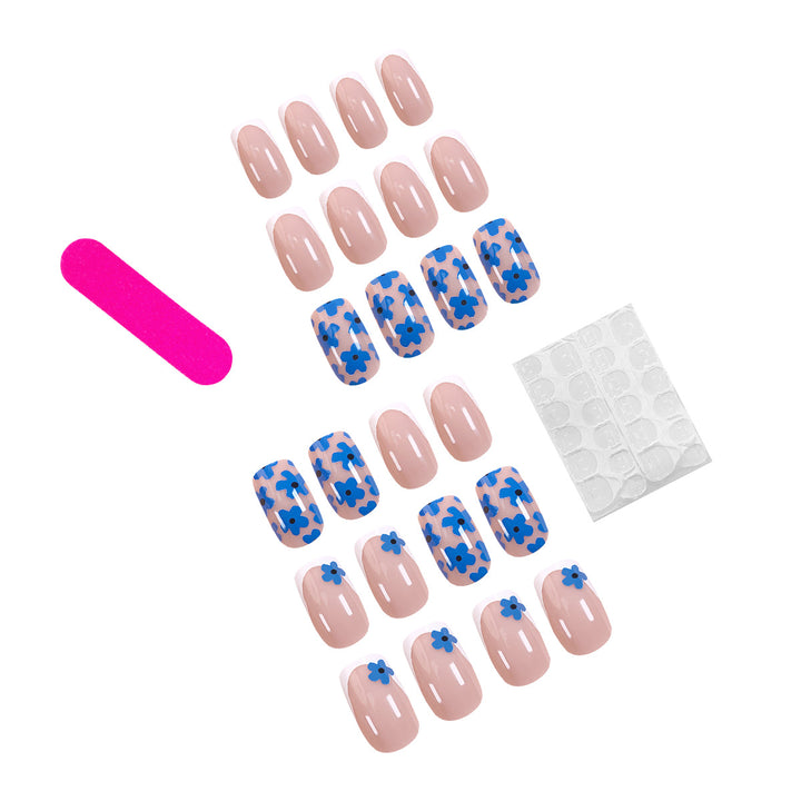 Exquisites Nageldesign mit blumigen Akzenten Karnz