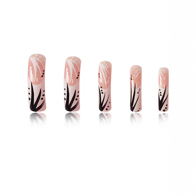 Dekorative lange Nagelkunst Karnz