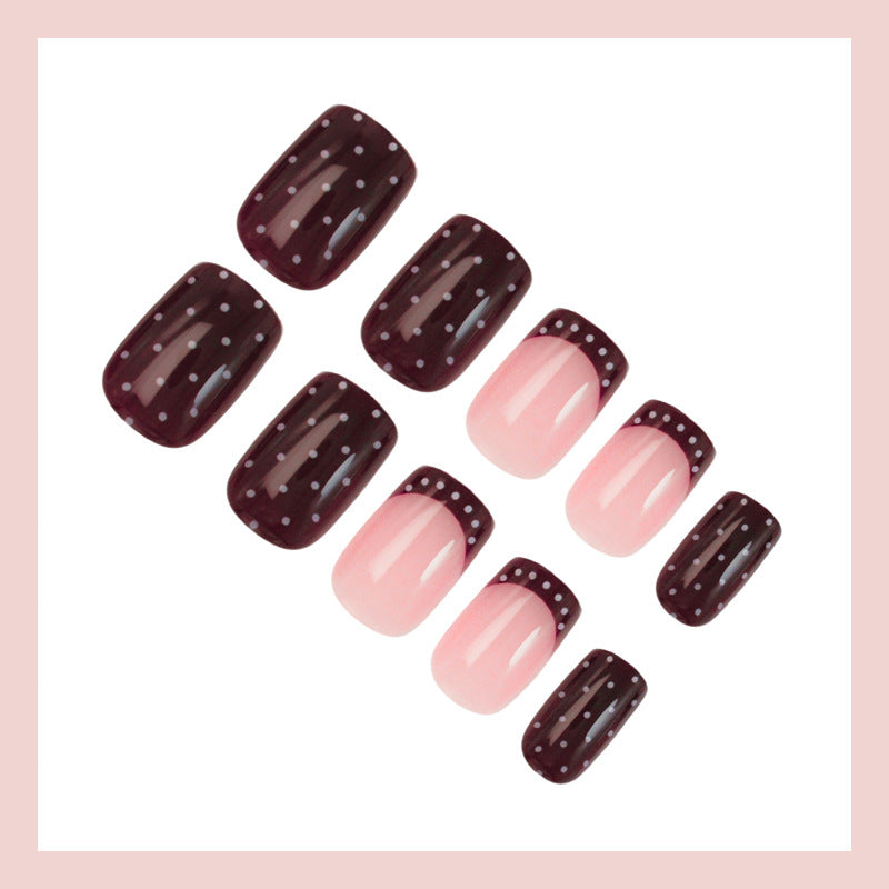 Kunstnagelset mit eleganten französischen Spitzen und verspielten Akzenten Karnz