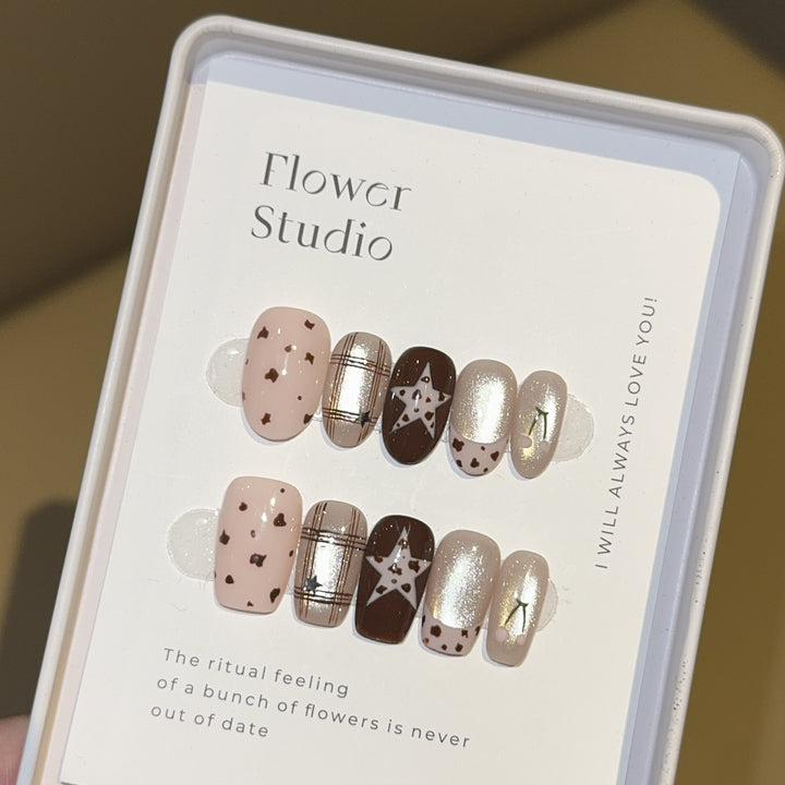 Kunstnägel Im Eleganten Blumen-Design Karnz