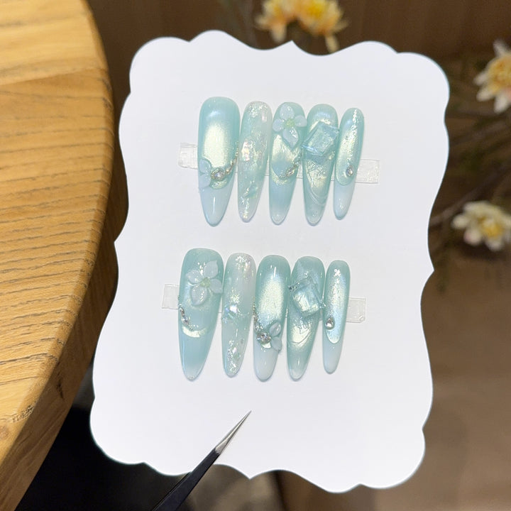 Kunstnägel mit Floralen Designs und Glitzereffekten Karnz
