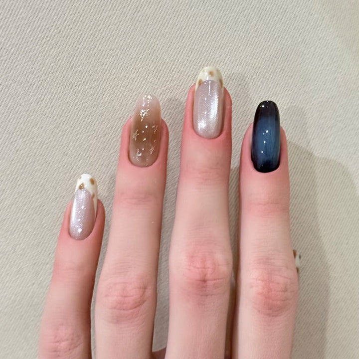 Künstlerisches Press-On-Nagelset mit glänzendem Finish und einzigartigen Mustern Karnz