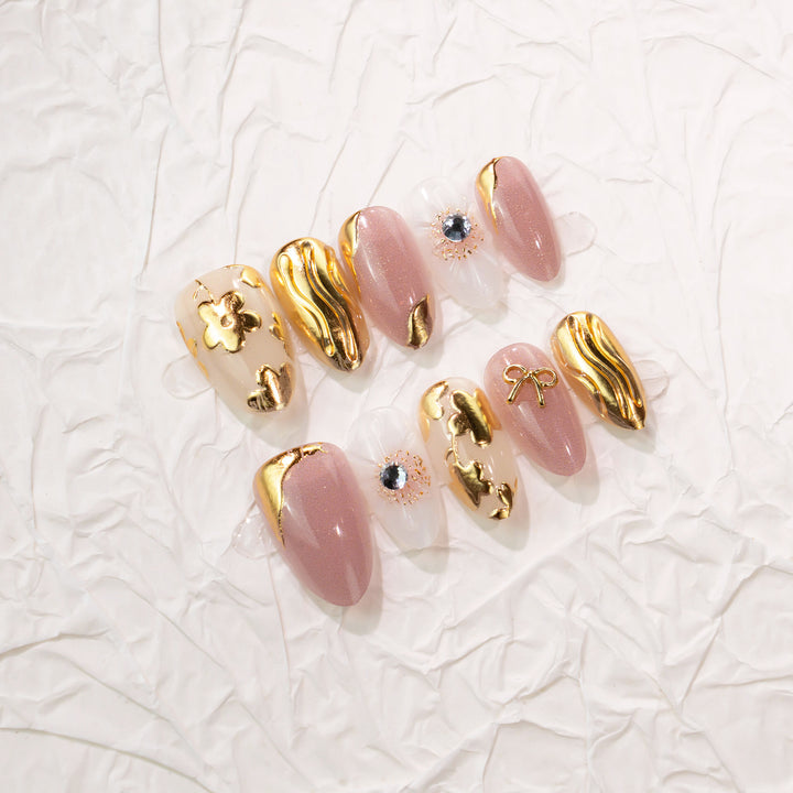 Dekoratives Press-On-Nagelset mit goldenen Akzenten