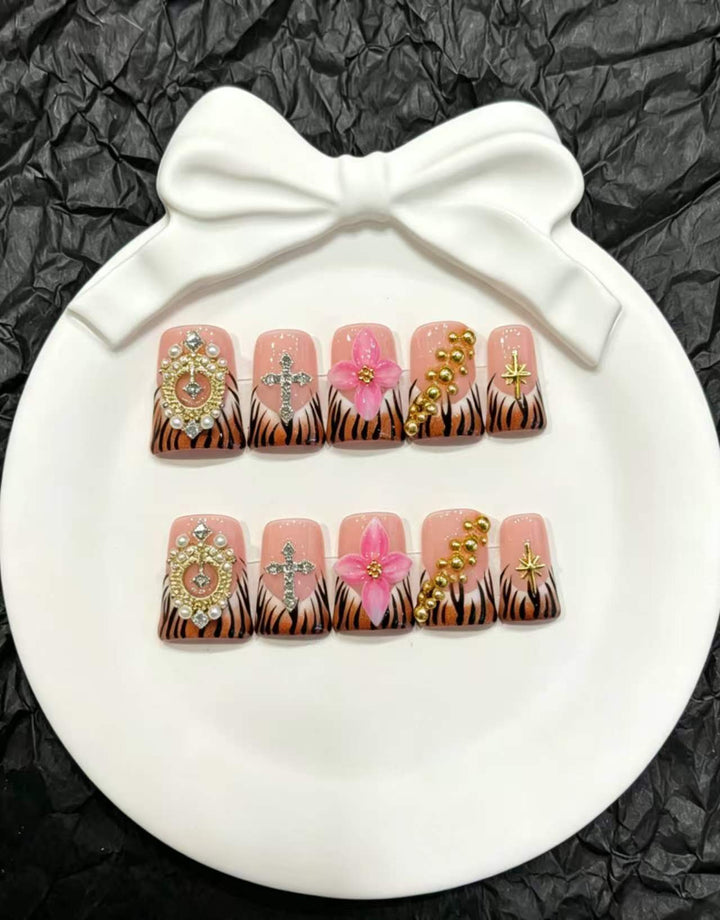 Dekoratives Press-On Nail Art Set mit floralen und Insektenakzenten