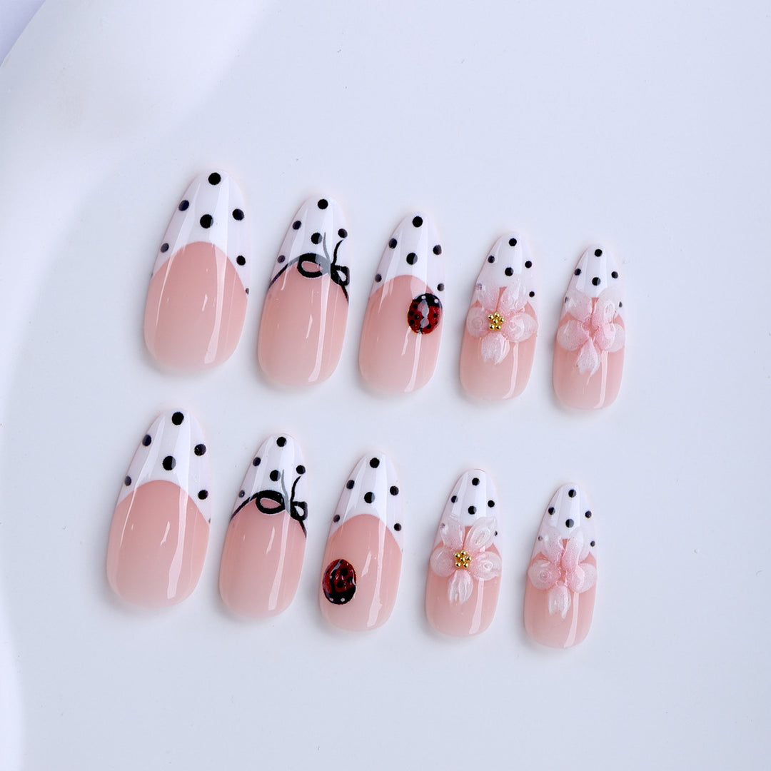 Künstliche Nagelkunst mit Floralen und Verspielten Akzenten Karnz
