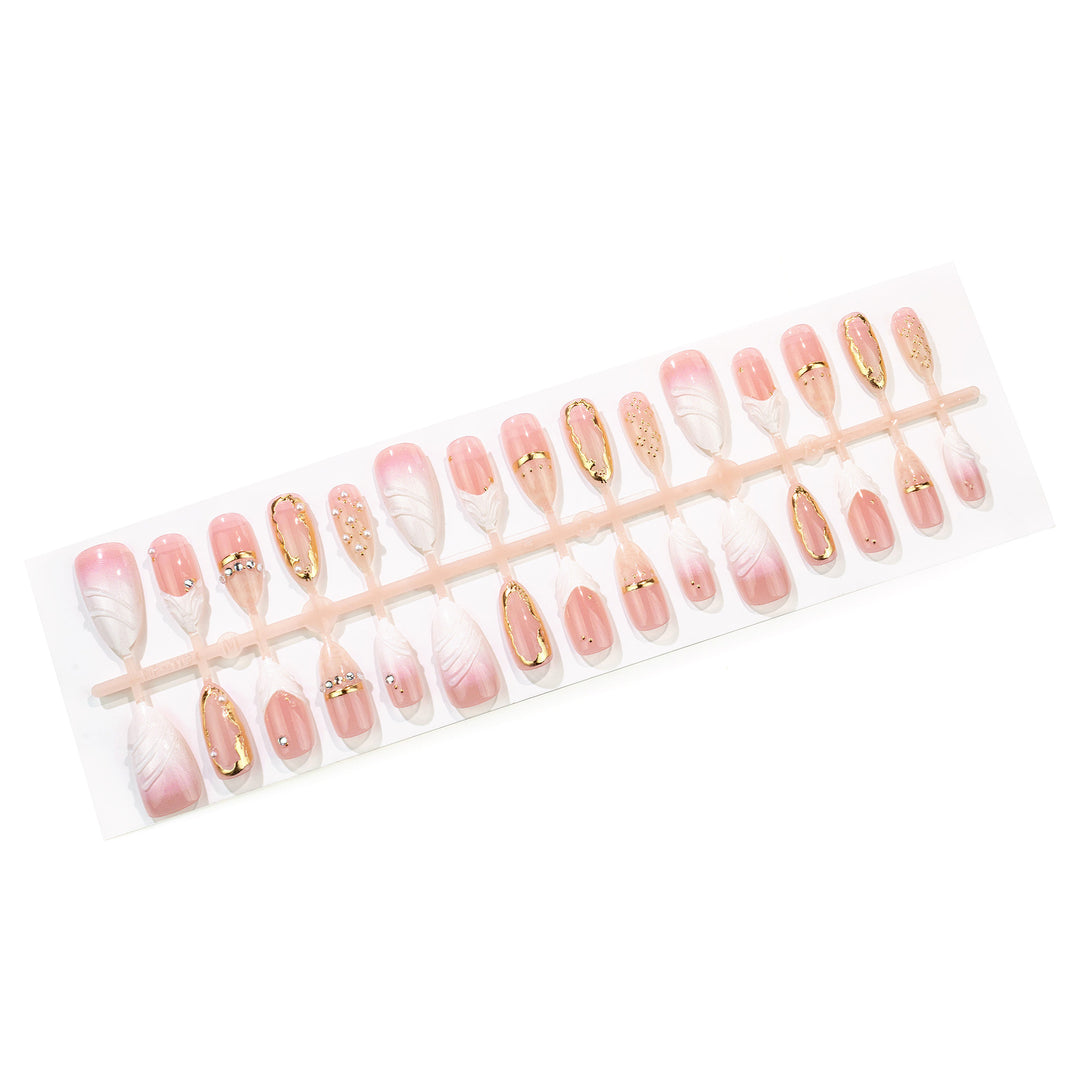Luxuriöses Designer Press-On Nagelkunst-Set mit goldenen Akzenten
