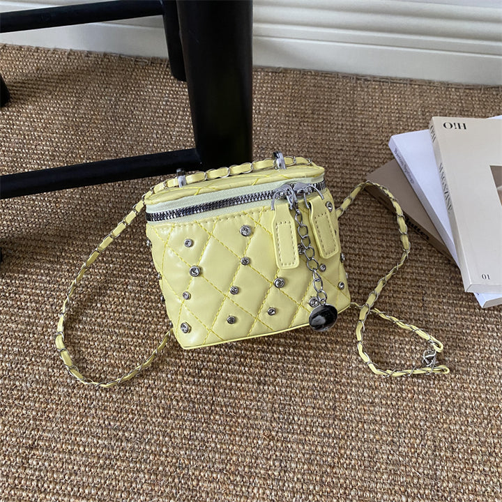 Gepufferte Mini-Handtasche mit Kettendetail
