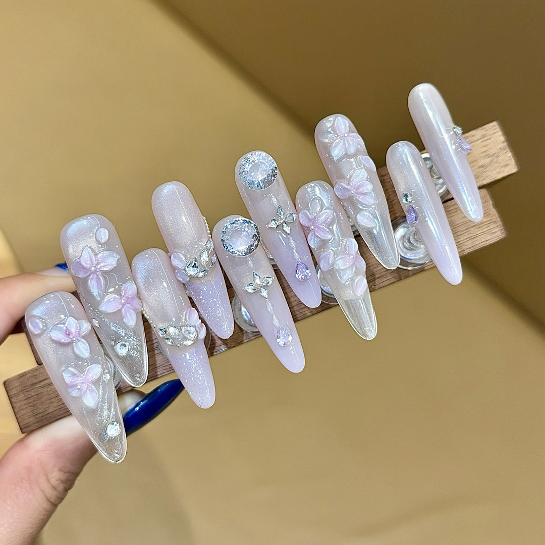 Kunstnägel mit Filigranem Blumendesign und Glitzerakzenten Karnz
